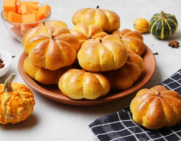 "Пошла за тыквой!": предлагаем испечь красивые булочки-тыквы — на осень идеально "Пошла за тыквой!": предлагаем испечь красивые булочки-тыквы — на осень идеально