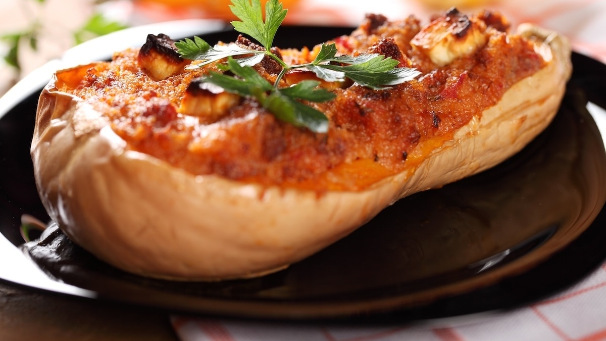 Не надо чистить и резать: Юлия Высоцкая поделилась рецептом "лодочек" из тыквы с мясом и сыром