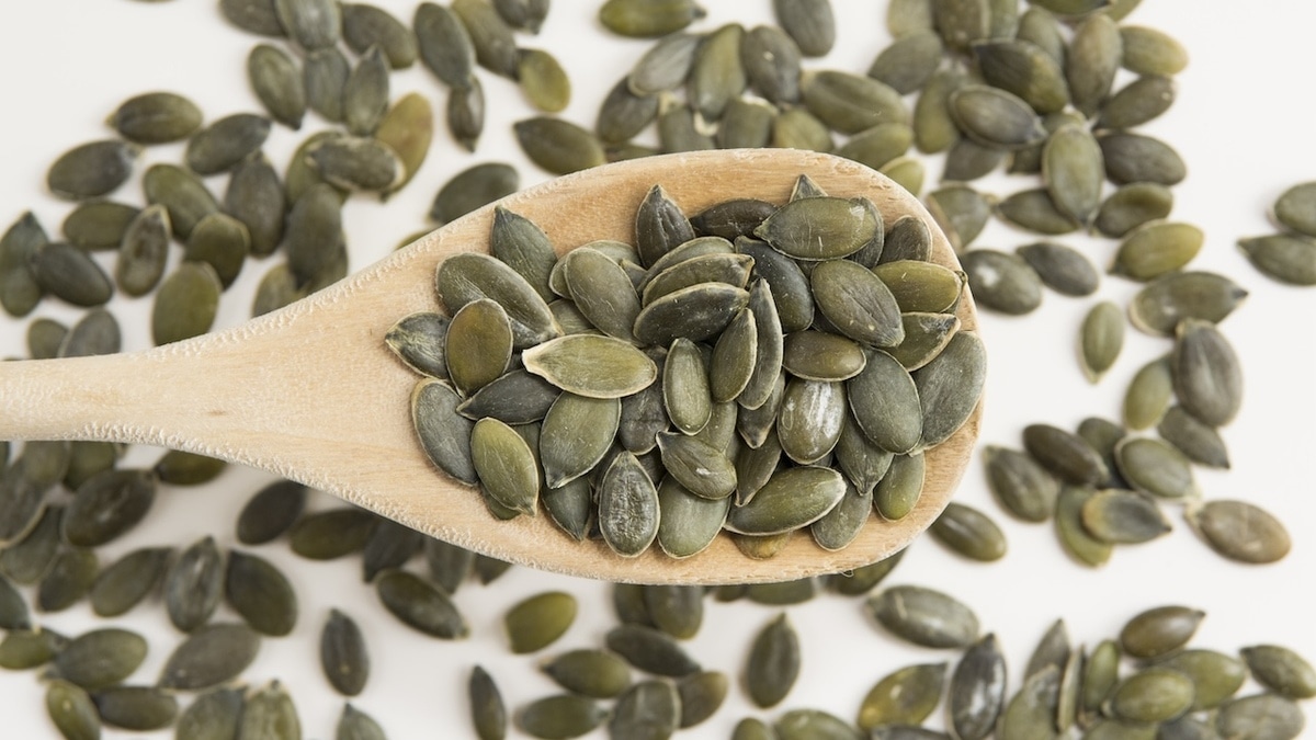 На сон грядущий: правда ли, что горсть тыквенных семечек спасает от бессонницы?