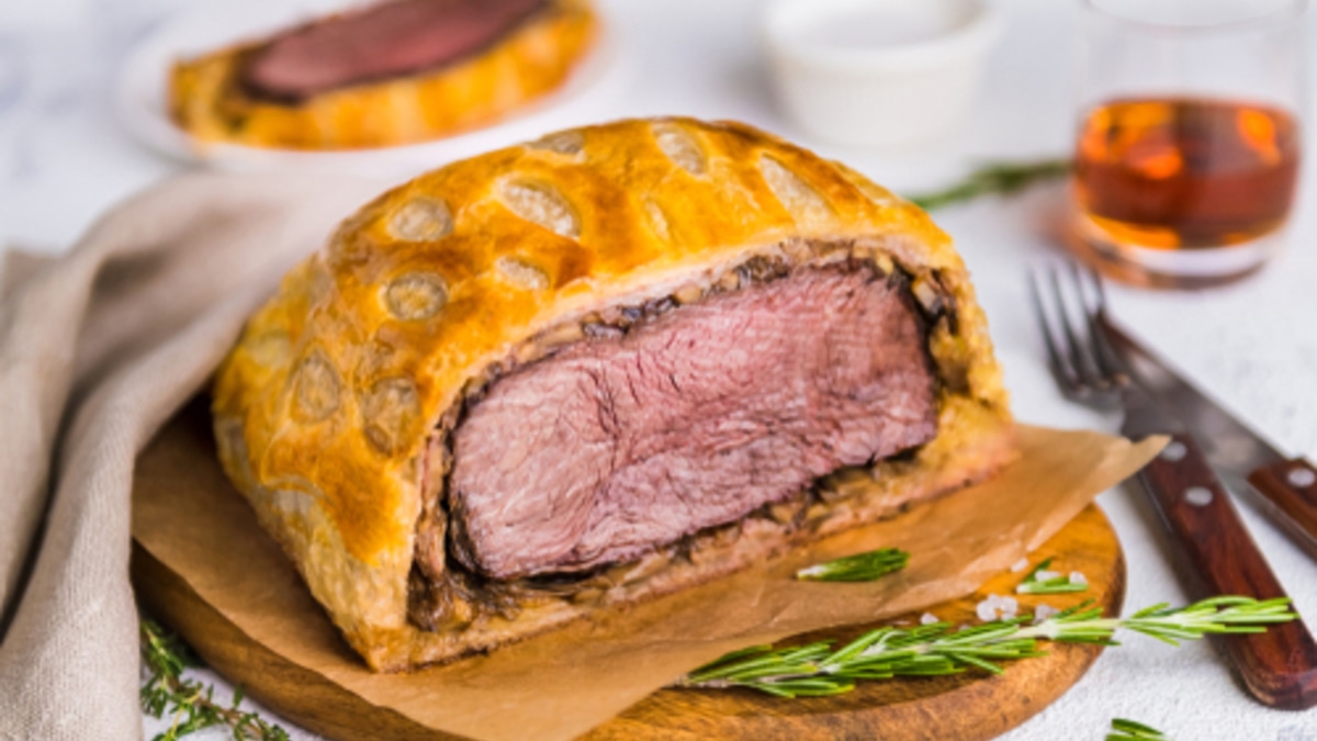 Говядина "Веллингтон" в слоеном тесте: секреты приготовления английской классики для домашних поваров Говядина "Веллингтон" в слоеном тесте: секреты приготовления английской классики для домашних поваров