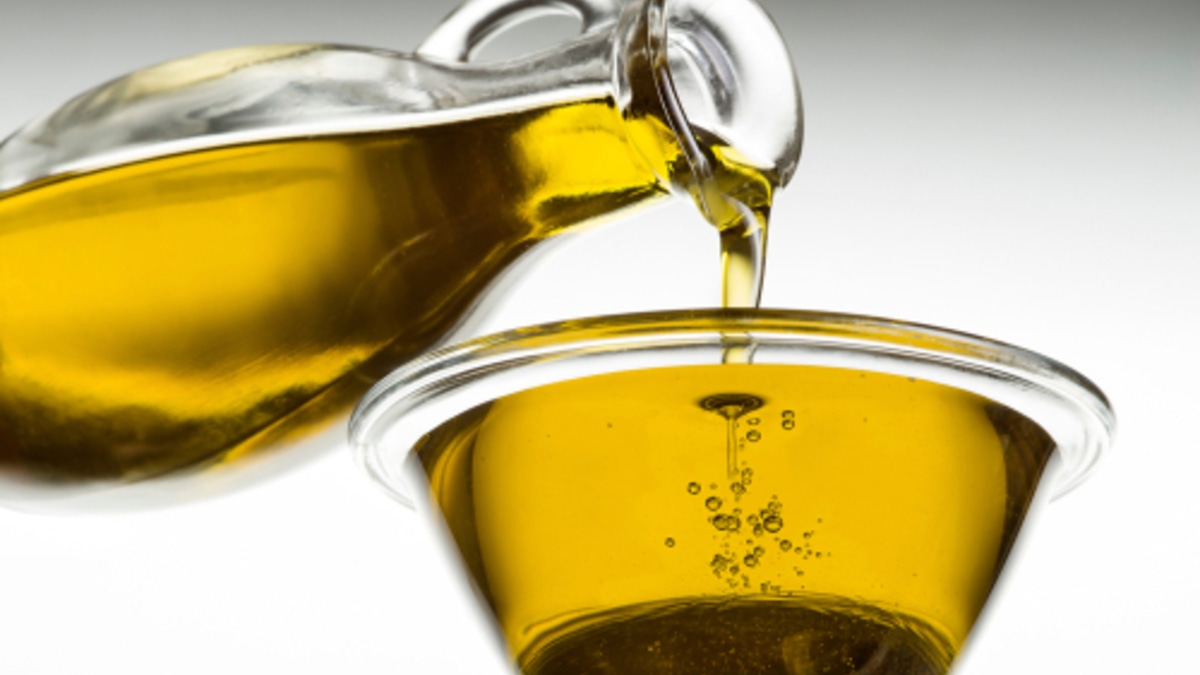 Не только в готовке: лайфхаки, где еще на кухне пригодится оливковое масло