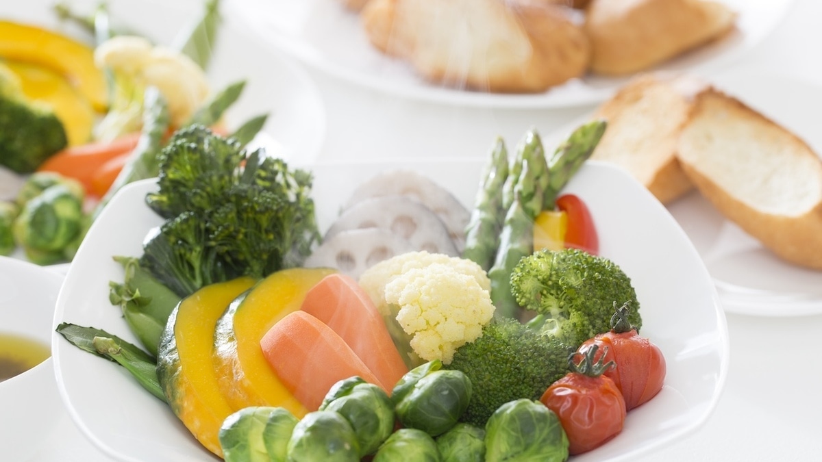 Не все овощи полезно есть сырыми: диетолог объяснила, какие 5 продуктов выигрывают от готовки