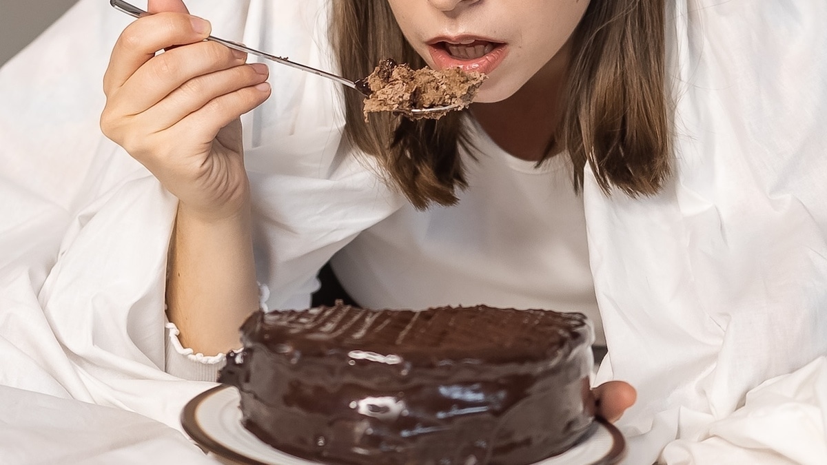 Заедать стресс сладким опасно: вот чем эксперт Роскачества посоветовала заменить вредную привычку