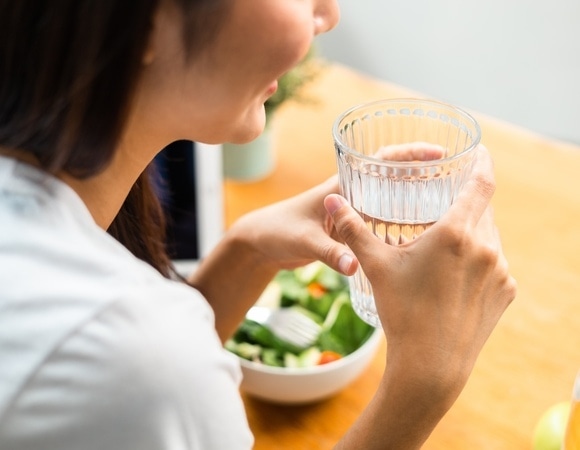 Можно ли пить во время еды? Эксперт ответила, разбавляет ли вода желудочный сок Можно ли пить во время еды? Эксперт ответила, разбавляет ли вода желудочный сок