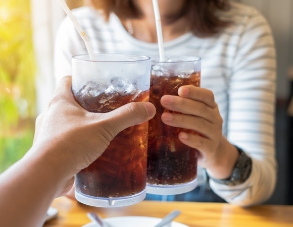 Ученые выяснили, кому "газировка" вредит больше — мужчинам или женщинам Ученые выяснили, кому "газировка" вредит больше — мужчинам или женщинам