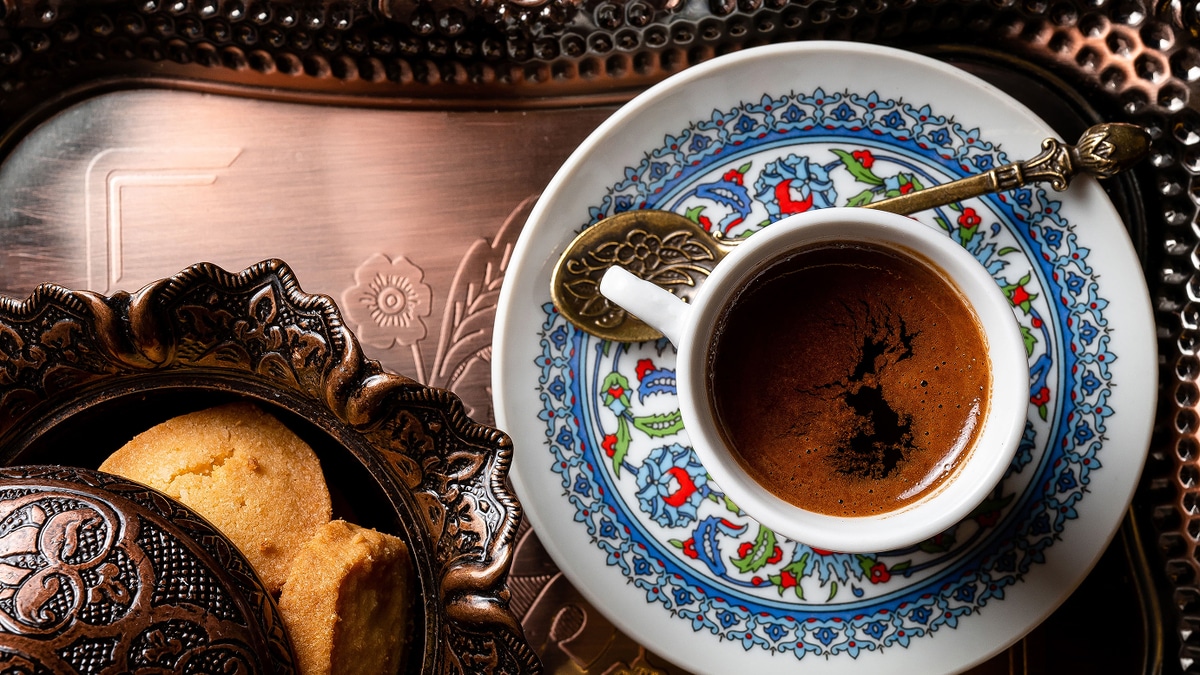 Самый согревающий: как приготовить кофе с кардамоном — рецепт от ресторана восточной кухни Самый согревающий: как приготовить кофе с кардамоном — рецепт от ресторана восточной кухни