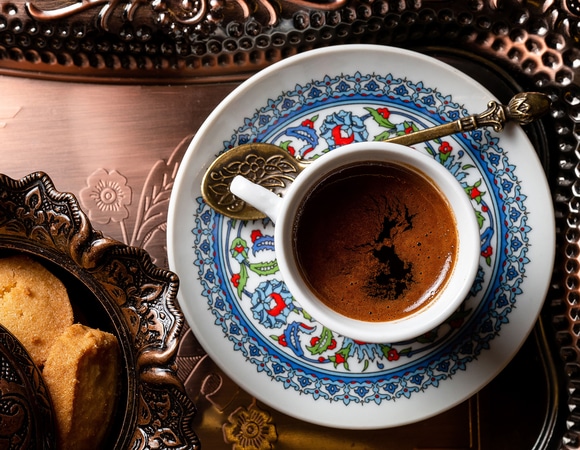 Самый согревающий: как приготовить кофе с кардамоном — рецепт от ресторана восточной кухни