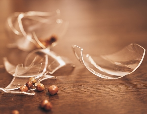 Берем фонарик и картошку: лайфхак по уборке осколков, который работает Берем фонарик и картошку: лайфхак по уборке осколков, который работает