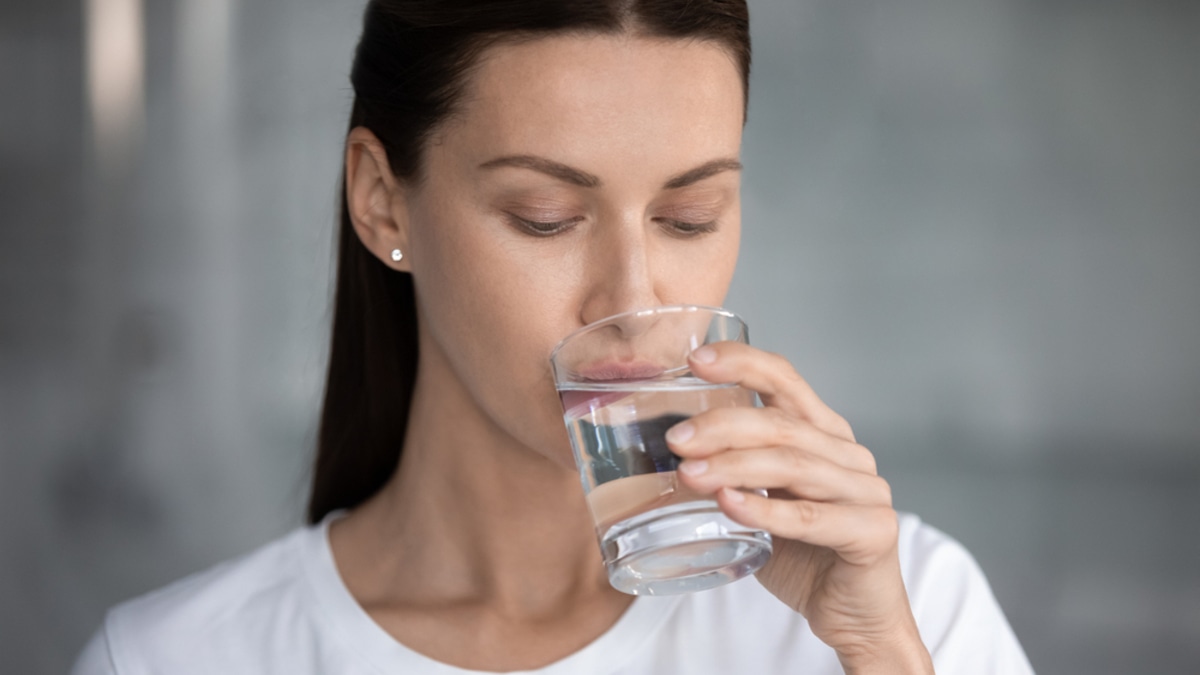 Болит голова? Доктор Мясников назвал распространенную причину и простейший способ решения проблемы