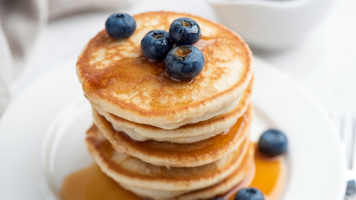 Пышные, а полезные ли? Диетолог Русакова рассказала, что не стоит добавлять в оладьи