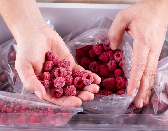 Замораживать ягоды нужно так, чтобы они не слипались: кулинарам объяснили технологию Замораживать ягоды нужно так, чтобы они не слипались: кулинарам объяснили технологию