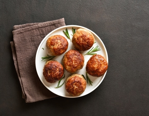 Забудьте про яйца: профессиональные повара используют этот трюк, чтобы котлеты не разваливались на сковороде