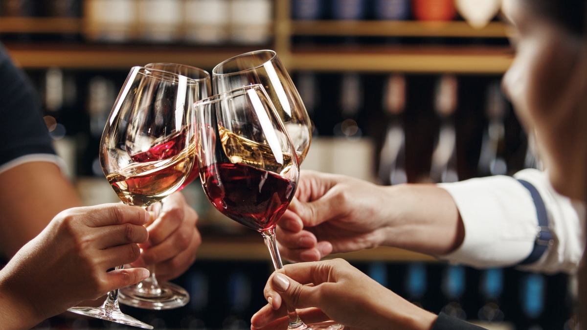 Безопасной доли алкоголя не существует: даже бокал вина за ужином может навредить здоровью 
