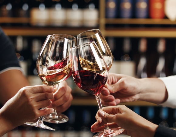 Безопасной доли алкоголя не существует: даже бокал вина за ужином может навредить здоровью 