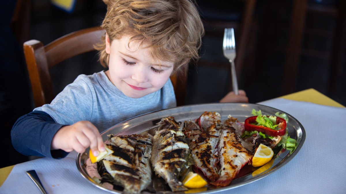 Не хочу, не буду! Психолог объяснила, как убедить ребенка съесть полезную рыбу или печень