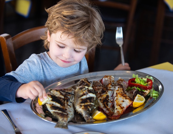 Не хочу, не буду! Психолог объяснила, как убедить ребенка съесть полезную рыбу или печень