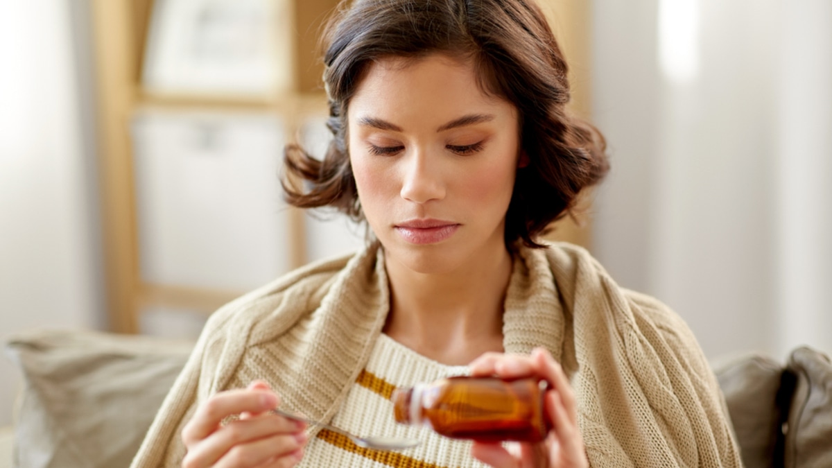 Действительно ли от меда нет толка, а сиропы от кашля больше вредят, чем помогают? Терапевт — о сладком при ОРВИ