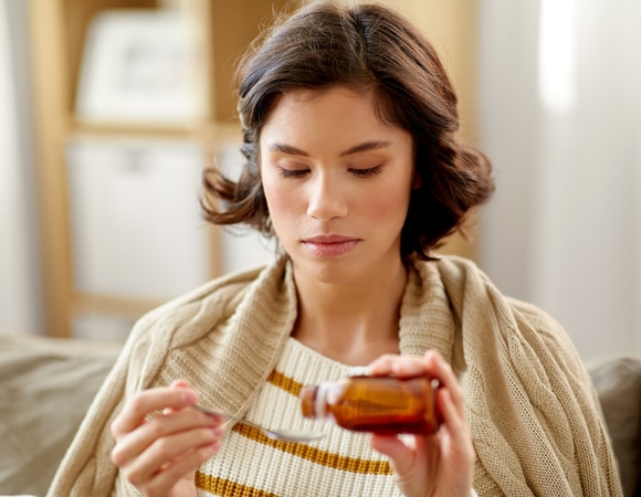 Действительно ли от меда нет толка, а сиропы от кашля больше вредят, чем помогают? Терапевт — о сладком при ОРВИ