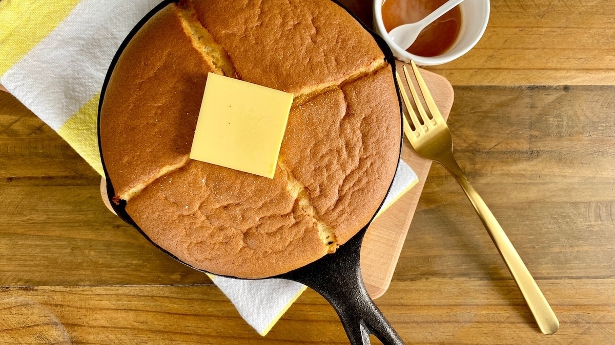 В соцсети готовят очень толстый блин и подают его как пирог — неужели рецепт так хорош?