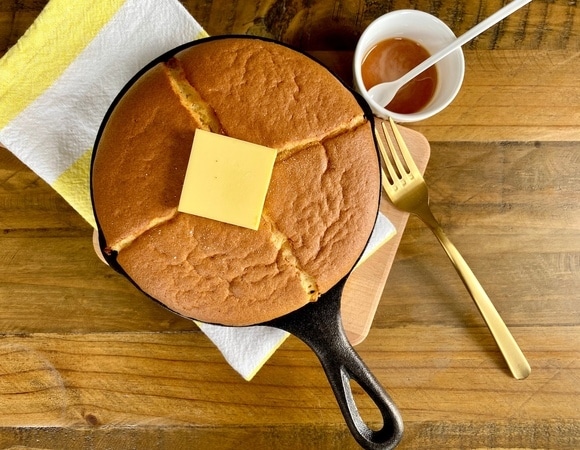 В соцсети готовят очень толстый блин и подают его как пирог — неужели рецепт так хорош?