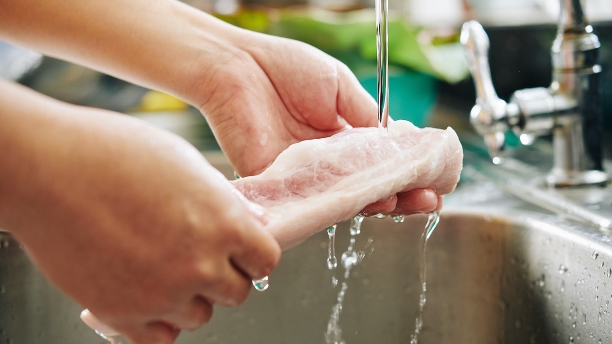 Своими руками создаем проблемы: названы 4 кухонные привычки, которые повышают риск отравления