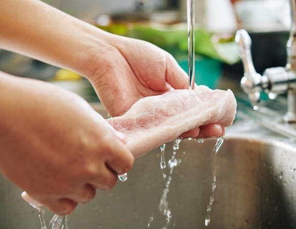 Своими руками создаем проблемы: названы 4 кухонные привычки, которые повышают риск отравления