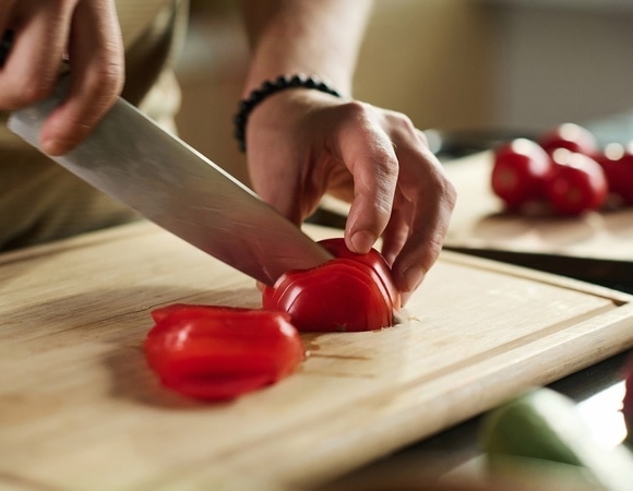 "Приятные на ощупь и не тупят ножи": сколько разделочных досок должно быть у хозяйки? 