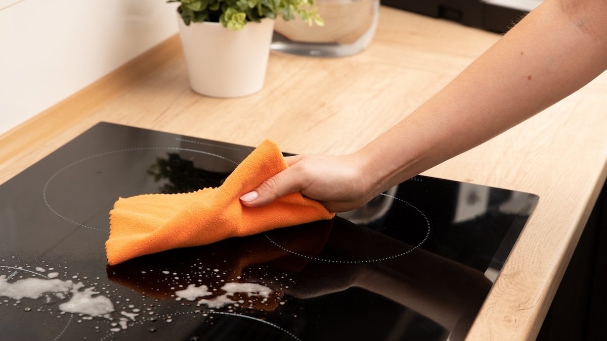Уксус и капелька спирта: как вымыть индукционную плиту без разводов