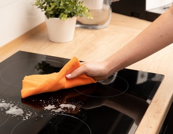 Уксус и капелька спирта: как вымыть индукционную плиту без разводов Уксус и капелька спирта: как вымыть индукционную плиту без разводов