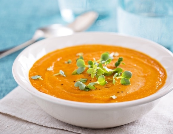 "Первое" на завтрак? Юлия Высоцкая поделилась рецептом морковного супа-пюре — на замену каше