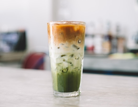 В соцсетях пробуют "грязный матча" — трендовый напиток повторите даже дома