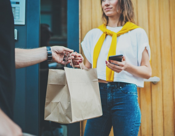 Пандемия закончилась, а привычки остались: почему люди массово переходят на доставку продуктов