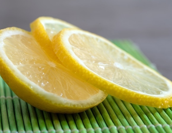 Капля пользы: 4 причины, по которым диетологи советуют добавлять лимон в еду каждый день Капля пользы: 4 причины, по которым диетологи советуют добавлять лимон в еду каждый день