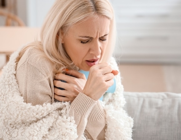 Можно ли сделать сироп от кашля на травах в домашних условиях: врач Гончарова рассказала о подводных камнях