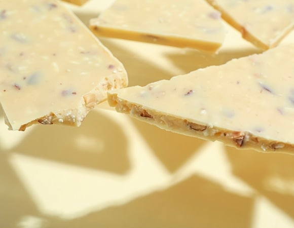 Из чего делают белый шоколад — и почему его до сих пор считают "неправильным" Из чего делают белый шоколад — и почему его до сих пор считают "неправильным"