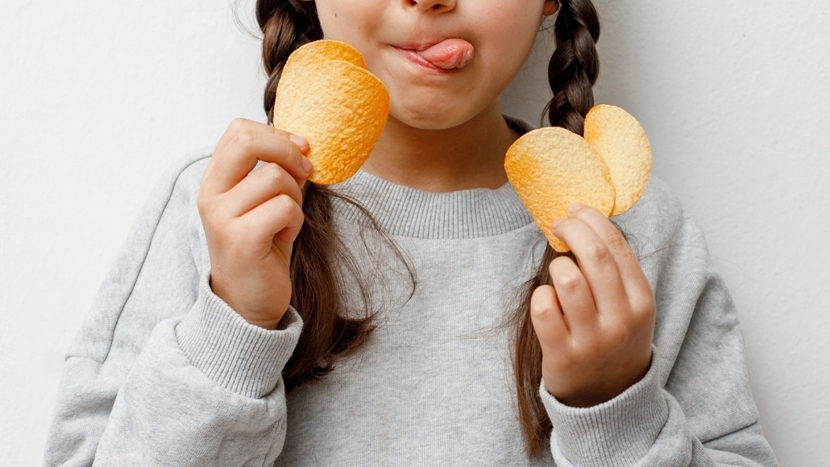 Особенно уязвимы дети: чем вредны перекусы и как сделать их безопасными