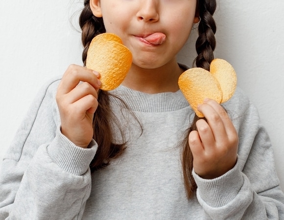 Особенно уязвимы дети: чем вредны перекусы и как сделать их безопасными