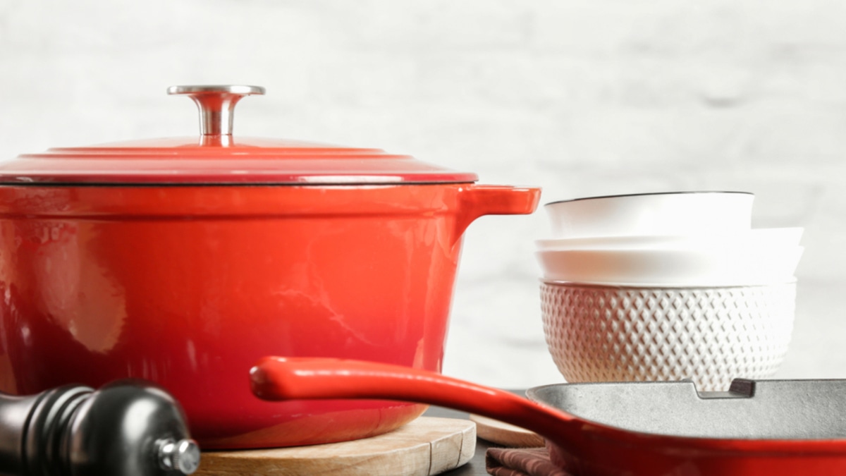 Совершая ежедневно эти 4 ошибки, вы выкинете в мусорку эмалированную сковороду намного раньше