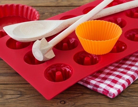 Не пытайтесь отбелить: найдены 3 "народных" способа отмыть силиконовую форму для выпечки  