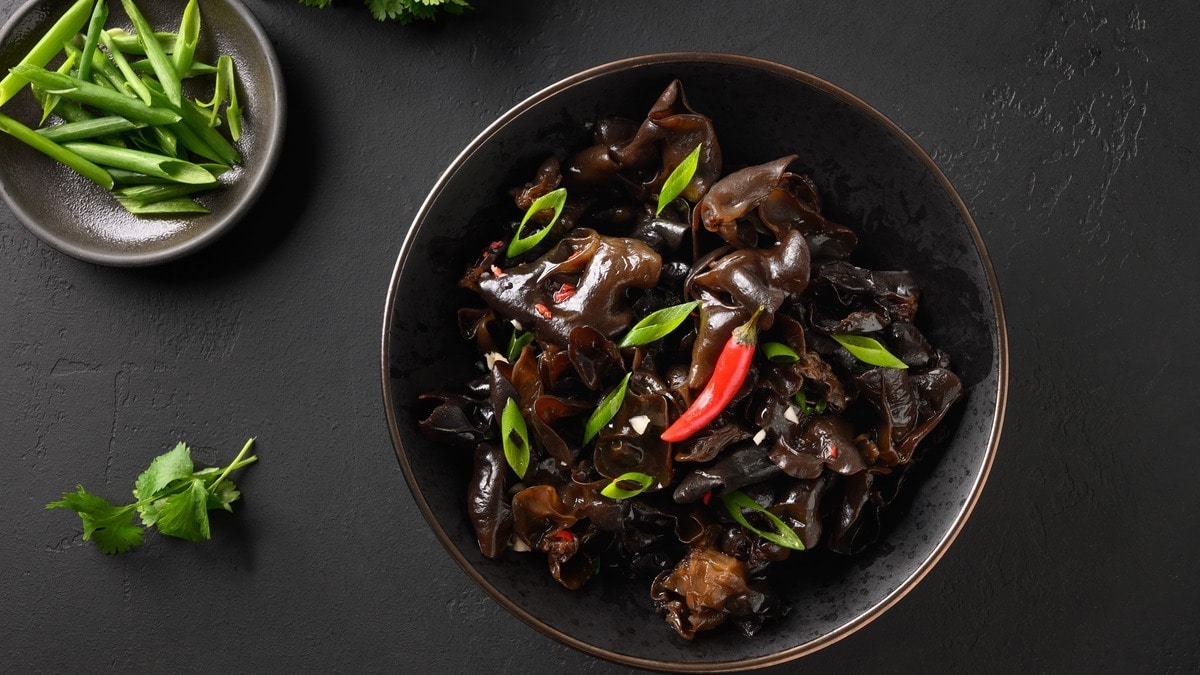 3 простых азиатских рецепта от шефов: маринуем яйца, имбирь и древесные грибы