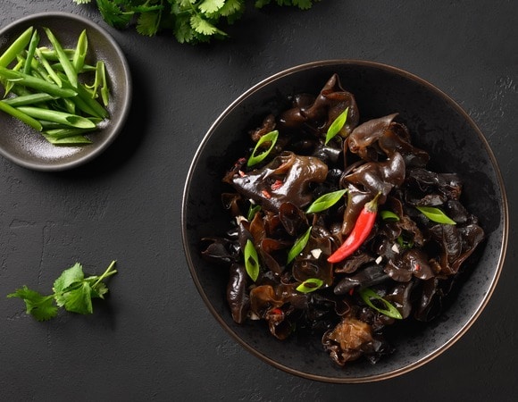 3 простых азиатских рецепта от шефов: маринуем яйца, имбирь и древесные грибы