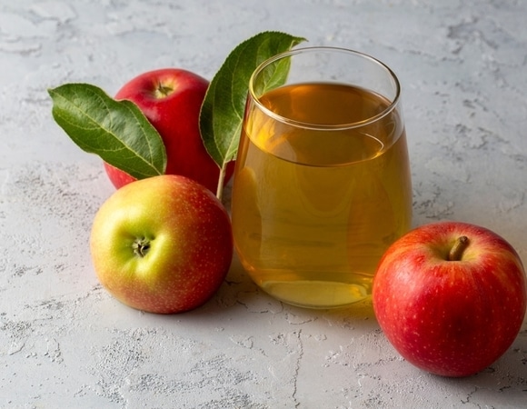 "Это уже не фрукт": терапевт ответила на вопрос, полезно ли пить яблочный сок