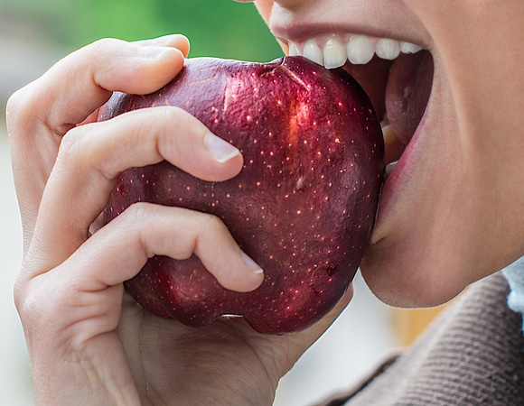 Эти 4 продукта помогут вашим зубам: испанские стоматологи рекомендуют завершать ими приемы пищи