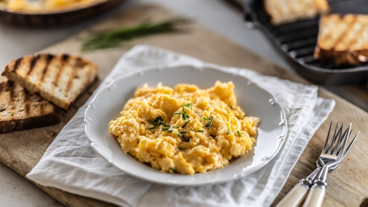 К любимой яичнице Елизаветы II добавляли 2 неожиданных ингредиента — стоит попробовать и вам