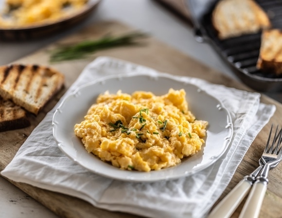 К любимой яичнице Елизаветы II добавляли 2 неожиданных ингредиента — стоит попробовать и вам