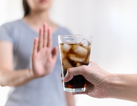 Ничем не лучше: эти популярные напитки оказались не менее вредными, чем сладкие газировки