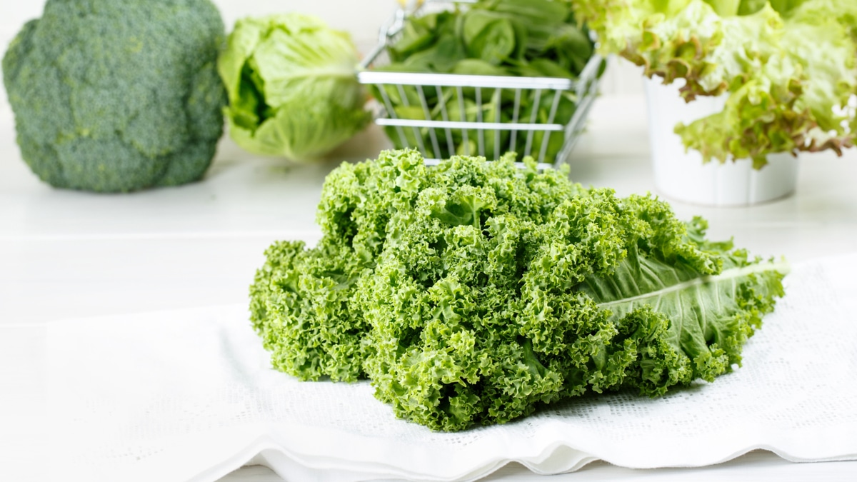 Как быстро и удобно очистить капусту кейл от стебля