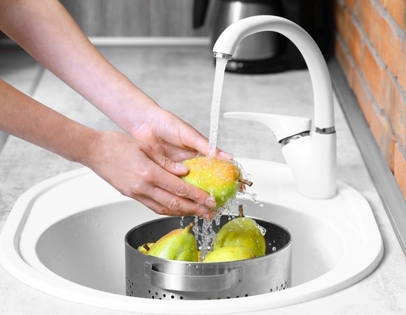Содой, уксусом или водой? Как мыть груши, чтобы удалить грязь и пестициды — советы профессора