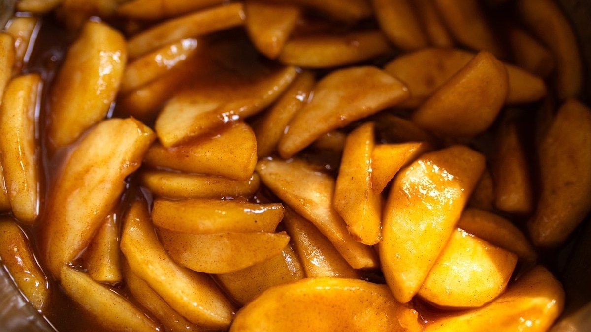 Почему яблоки нужно "мариновать" перед выпечкой — совет от кондитера