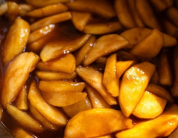 Почему яблоки нужно "мариновать" перед выпечкой — совет от кондитера